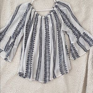 Off-the-shoulder blouse 💗